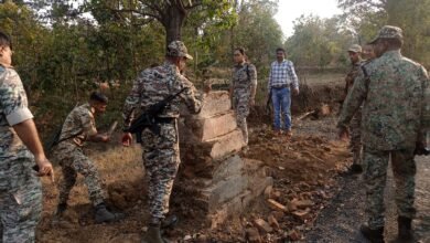 Photo of आईपीएस रत्ना सिंह के उपस्थिती में ध्वस्त की गई पुराने नक्सली स्मारक