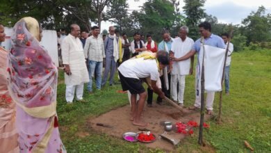 Photo of विधायक इंद्र शाह  मांडवी ने उरझे में यात्री प्रतीक्षालय एवं रंगमंच तथा पीपरखार में रंगमंच निर्माण कार्य का किया भूमिपूजन