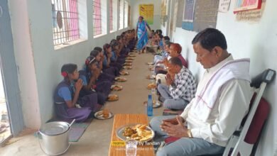 Photo of पूर्व माध्यमिक शाला चापाटोला में किया गया न्योता भोजन का आयोजन।