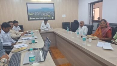 Photo of कलेक्टर एवं जिला निर्वाचन अधिकारी एस जयवर्धन ने मशीनों के रेंडोमाइजेशन की प्रक्रिया की दी जानकारी