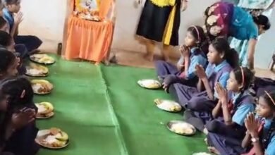 Photo of व्याख्याता सुमोना चक्रवर्ती के द्वारा अपने भाई के जन्मदिवस के याद में न्योता भोज दिया गया