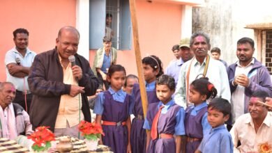 Photo of मोहला मानपुर विधायक इंद्रशाह मांडवी ने  दिया नवीन भवन का सौगात  पेड़ के नीचे पढ़ने मजबूर थे बच्चे,