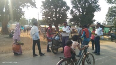 Photo of एसपी यशपाल सिंह के निर्देशन में  राष्ट्रीय सड़क सुरक्षा माह 2025 के ग्यारहवें दिन ग्राम डूमाटोला के साप्ताहिक बाजार में दुर्घटनाओं से बचने के लिए यातायात नियमों के बारे में यातायात के टीम द्वारा बाजार में है जनता को ध्वनि विस्तारक यंत्र के माध्यम से नियमों के बारे में अवगत कराया गया।