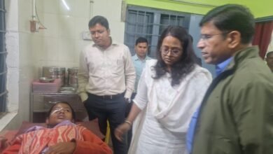 Photo of कलेक्टर तूलिका प्रजापति और पुलिस अधीक्षक  यशपाल सिंह ने घायल बच्चों से भेंट कर स्वास्थ्य की जानकारी ली