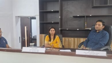 Photo of सामान्य प्रेक्षक की उपस्थिति में ईव्हीएम मशीनों का किया गया रेंडमाइजेशन, जिला पंचायत के सदस्यों को किया गया प्रतीक चिन्ह का आबंटन