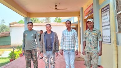 Photo of थाना प्रभारी संजय कुमार यादव थाना खड़गांव पुलिस द्वारा हत्या के मामले का खुलासा करते हुये हत्यारे आरोपीयों को गिरफ्तार किया।