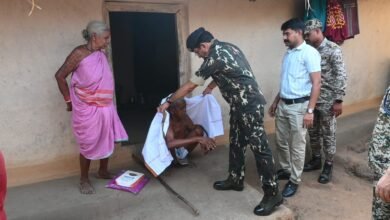 Photo of एसपी यशपाल सिंह मिले नक्सली कमांडर लोकेश के परिवारजनों से