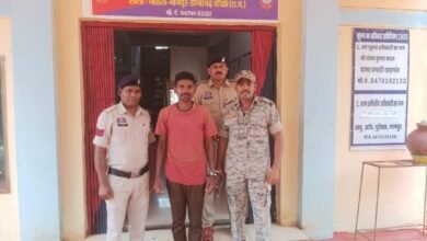 Photo of थाना प्रभारी संजय यादव के नेतृत्व में खड़गांव पुलिस द्वारा। 13 साल से फरार आरोपी स्थाई वारंटी को  गिरफ्तार किया गया