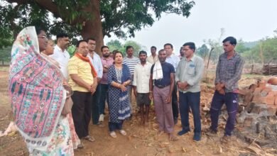 Photo of जिला पंचायत अध्यक्ष नम्रता सिंह ने पहुँचकर जताया गहरा शोक   मालडोंगरी गांव में आकाशीय बिजली गिरने से दो मासूम बच्चों की दर्दनाक मौत,