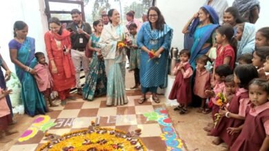 Photo of कलेक्टर  तुलिका प्रजापति ने आंगनबाड़ी केंद्रों का शुभारंभ कर बच्चों से किया आत्मीय संवाद