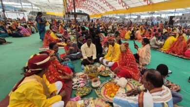 Photo of मोहला-मानपुर विधायक  इंद्र शाह मंडावी कार्यक्रम में शामिल होकर नवविवाहित जोड़ों को आशीर्वाद प्रदान कर सुखमय और मंगलमय दांपत्य जीवन की शुभकामनाएं दीं।
