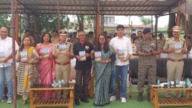 Photo of 12 जुलाई 2009 को कोरकोट्टी में हुई नक्सल घटना में शहीद तत्कालीन पुलिस अधीक्षक एवं पुलिस अधिकारी जवानों को अमर जवान स्थल रक्षित केंद्र मोहला में दी गई श्रद्धांजलि 