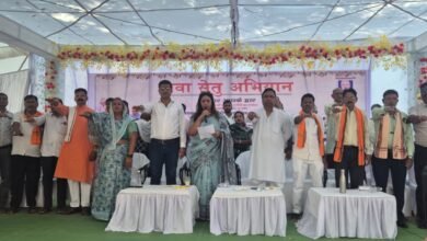 Photo of अंबागढ़ चौकी  ब्लाक  क़े आमाटोला  मे सेवा संकल्प अभियान के तहत  लगा सेवा सेतु शिविर