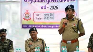 Photo of जिला मोहला मानपुर  अम्बागढ़ चौकी क़े सुदूर अंचल के ग्राम परवींडीह पहुंचे पुलिस महानिरीक्षक राजनांदगांव रेंज  अजय यादव (भा.पु.से.), सपत्नीक साथ ग्रामीणों एवं बच्चों से किया आत्मीय संवाद